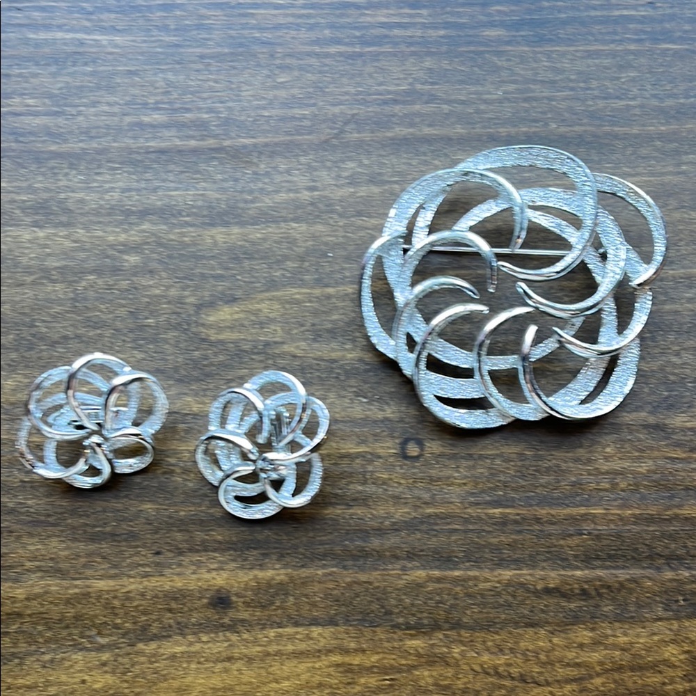 Vintage Sarah Coventry Tailored Swirl Brooch and clip on earrings set